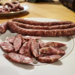 kiełbasa na talerzu