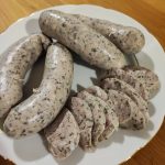 biała kiełbasa na talerzu