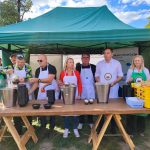 ludzie na stoisku gastronomicznym
