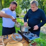 Dwóch mężczyzn gotujących w plenerze
