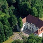 pałac w otulinie parku z lotu ptaka