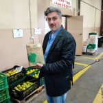 mężczyzna prezentuje karton soku jabłkowego