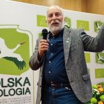 mężczyzna mówiący do mikrofonu
