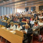 sala wykładowa z uczestnikami konferencji