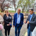 grupa osób rozmawiających na dworze