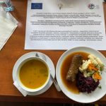 Zupa i danie na talerzu