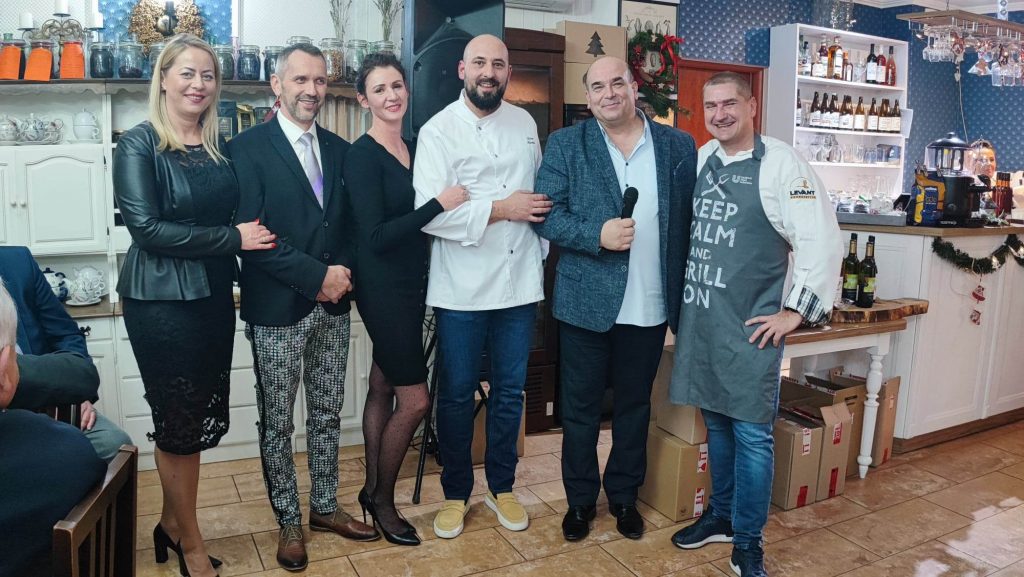 sześć osób stojących w rzędzie pozuje do zdjęcia