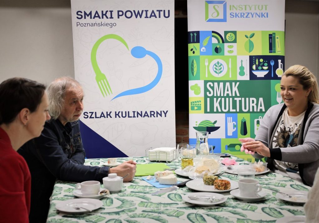 osoby uczestniczące w rozmowie przy stole