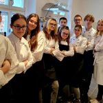 grupa uczniów branżowej szkoły w strojach kucharzy
