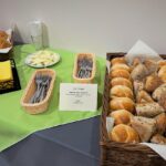 zastawa cateringowa i kosz z pieczywem