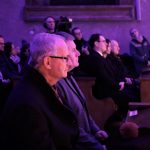 artyści i publiczność zebrana w sanktuarium