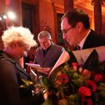 artyści i publiczność zebrana w sanktuarium