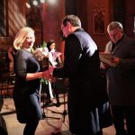 artyści i publiczność zebrana w sanktuarium