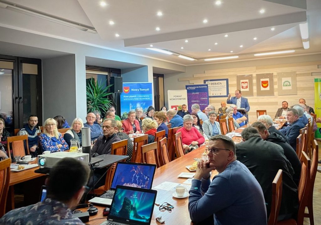 uczestnicy spotkania plecionkarzy