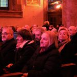 artyści i publiczność zebrana w sanktuarium