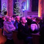 artyści i publiczność zebrana w sanktuarium