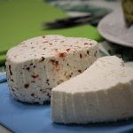 dwa sery twarogowe na desce