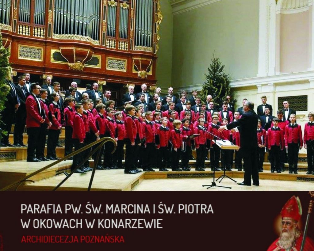 stojący na scenie w kilku rzędach chór męski