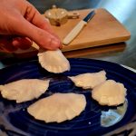 kilka pierogów na czarnym talerzu