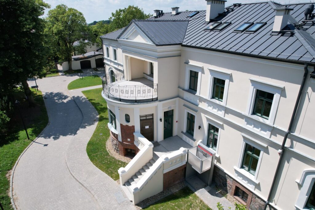 kremowy budynek budynek - dwór w Skrzynkach