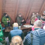 grupa osób na warsztatach w wigwamie
