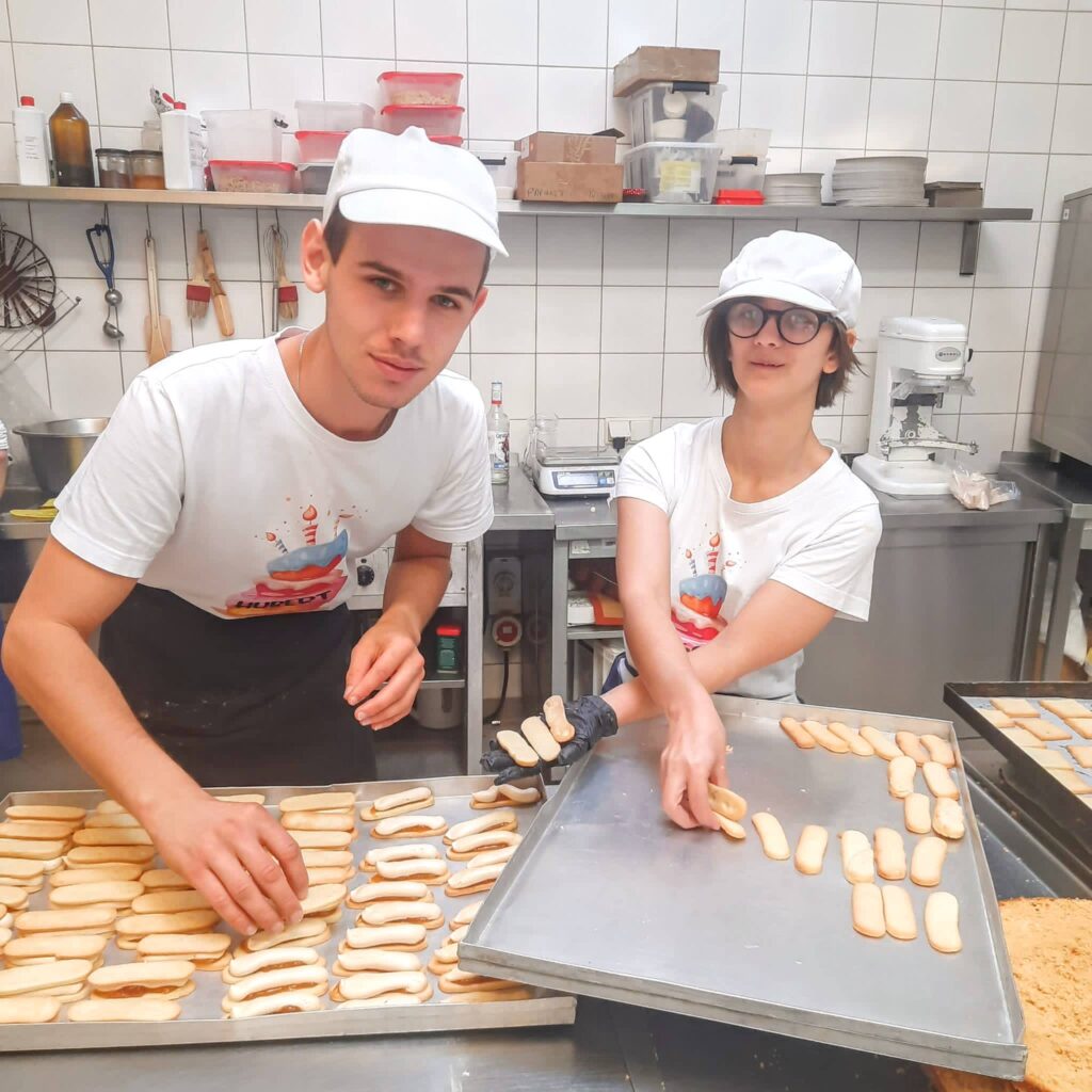 uczeń i uczennica szkoły gastronomicznej w trakcie czynności pieczenia