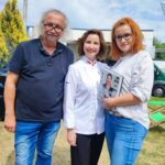 dwie kobiety i mężczyzna pozują do zdjęcia